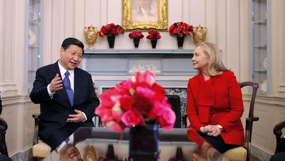 La secretaria de Estado Hillary Rodham Clinton se reúne con el vicepresidente chino Xi Jinping en el Departamento de Estado en Washington el 14 de febrero de 2012