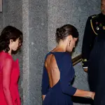  La Reina Letizia presume de espalda y se marca un lookazo con este vestido azul ‘made in Spain’ de 195 euros en el Teatro Real