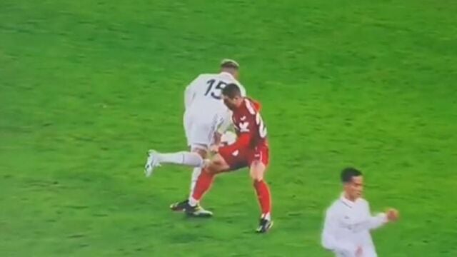 La dura entrada de Papu Gómez a Fede Valverde.