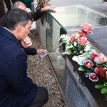 Pedro Sánchez visita las fosas comunes en el cementerio del Carmen de Valladolid