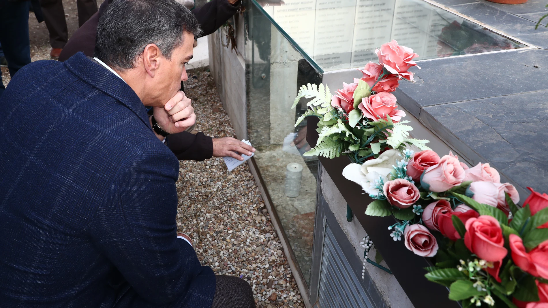 Pedro Sánchez visita las fosas comunes en el cementerio del Carmen de Valladolid