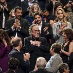 Un ovacionado Tim Burton mira con emoción a su alrededor segundos antes de que le otorguen el premio Lumière durante la ceremonia de entrega celebrada en Lyon