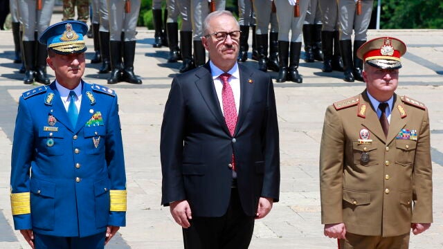 El ministro de Defensa rumano Vasile Dincu (en el centro) durante un homenaje militar