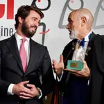 El guionista Chema Sarmiento recibe la Espiga de Honor de la 67 Semana de Cine de Valladolid junto al vicepresidente de la Junta, Juan García Gallardo