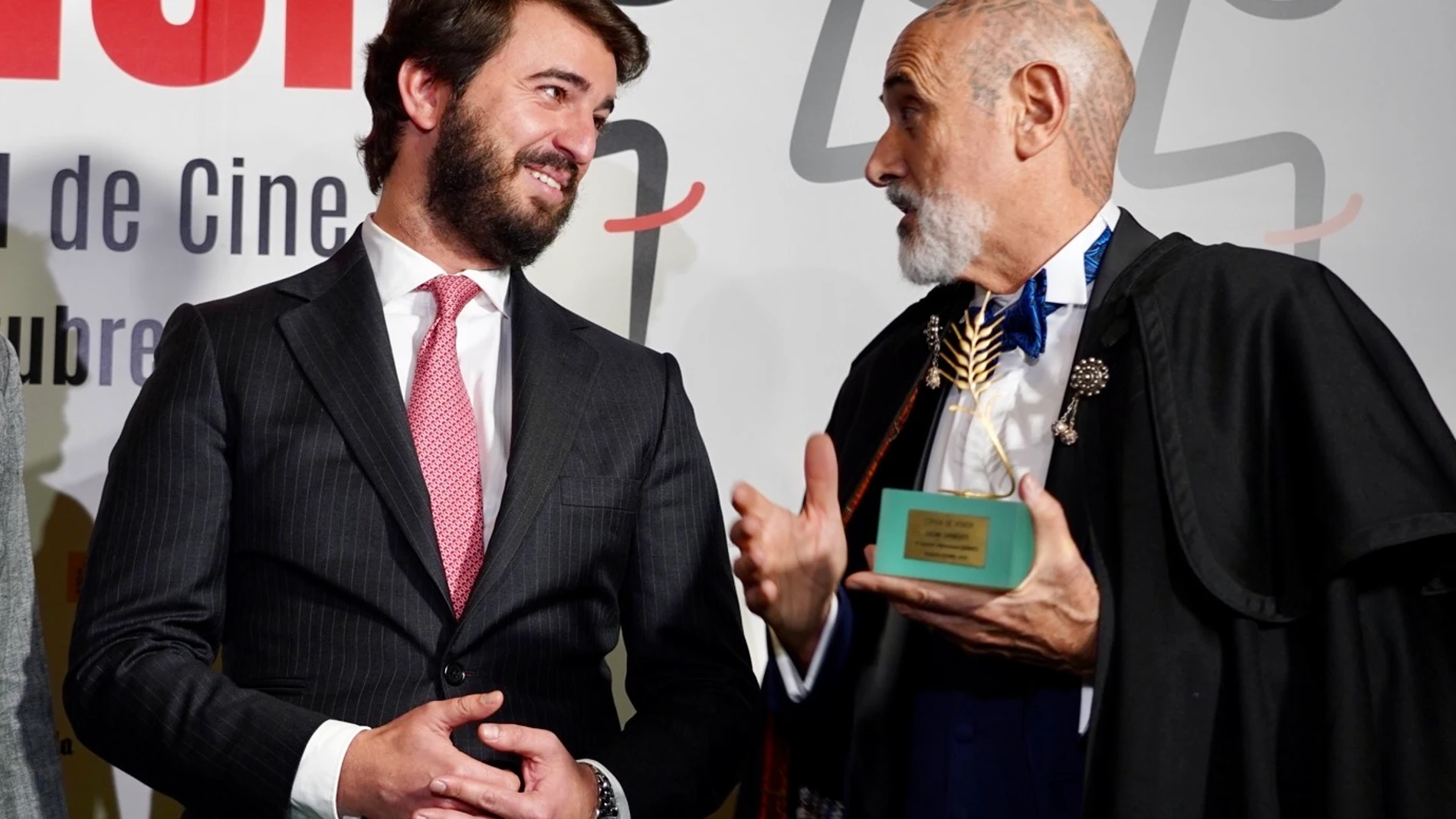 El guionista Chema Sarmiento recibe la Espiga de Honor de la 67 Semana de Cine de Valladolid junto al vicepresidente de la Junta, Juan García Gallardo