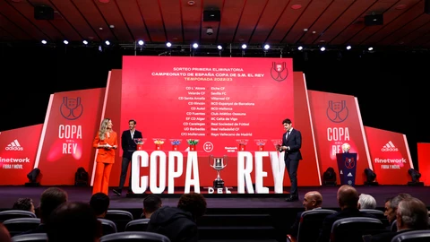 Momento del sorteo la primera eliminatoria de la Copa del Rey, que se disputará el fin de semana del 12 y 13 de noviembre bajo el formato de eliminatorias a partido único y ya con la participación de 16 equipos de LaLiga Santander, este lunes en la Ciudad del Fútbol de Las Rozas (Madrid). EFE/ Rodrigo Jimenez