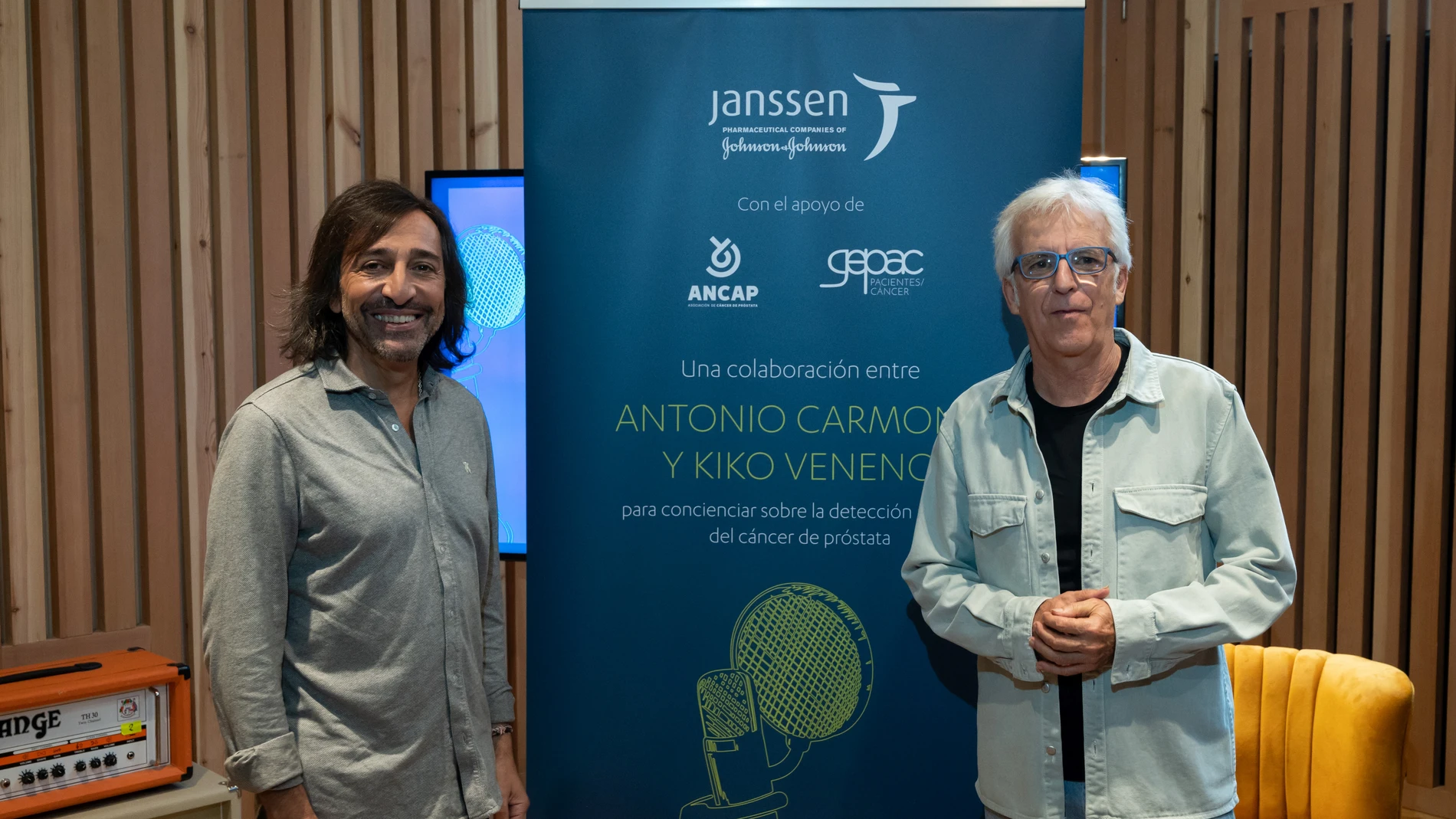 Antonio Carmona y Kiko Veneno en la presentación de la campaña «No lo dejes pasar» para concienciar sobre este tipo de tumor