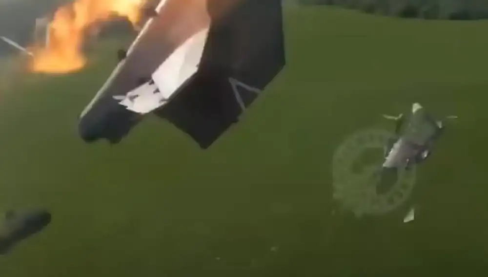 Momento en el que un avión ruso Su-25 arde mientras su piloto se eyecta desde su asiento