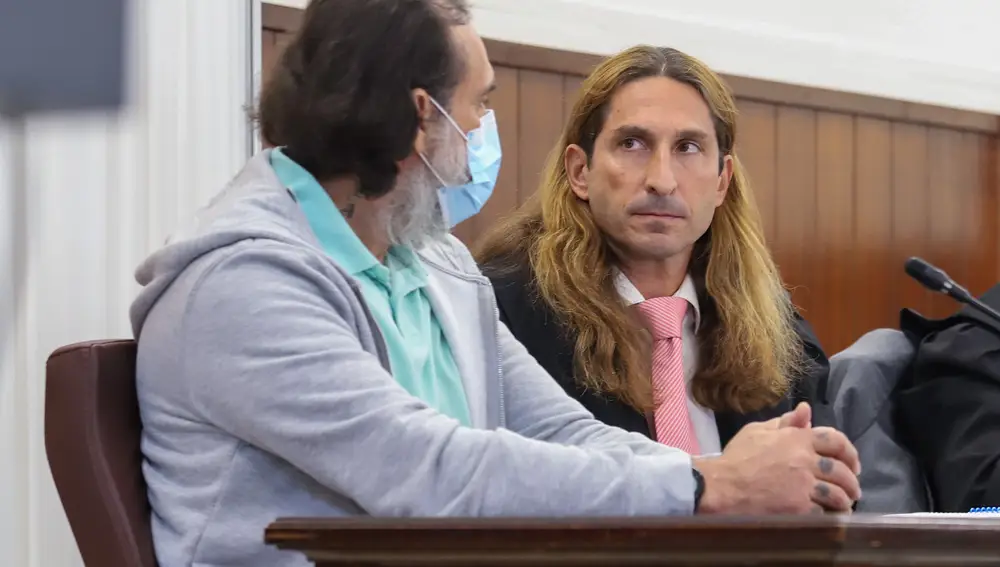 El acusado de decapitar a un amigo en octubre de 2020, M.J.M.B. (i), acompañado de su abogado, durante el juicio que ha comenzado hoy en la Audiencia Provincial de Huelva. EFE/Julián Pérez