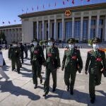Militares chinos abandonan el Palacio del Pueblo de Pekín tras la inauguración del XX Congreso del PCCh