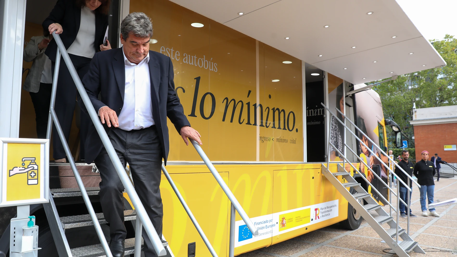 El ministro de Inclusión, Seguridad Social y Migraciones, José Luis Escrivá, en la presentación del autobús informativo del Ingreso Mínimo Vital