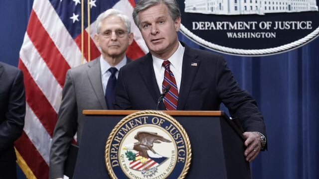 El director del FBI, Christopher Wray, junto al fiscal general de EE UU, Merrick Garland (izda)