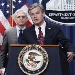 El director del FBI, Christopher Wray, junto al fiscal general de EE UU, Merrick Garland (izda)