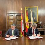 Carlos Martínez, alcalde de Soria, y Ruperto Espina, jefe del negocio de Red de Iberdrola en Soria y Burgos, suscriben el acuerdo
