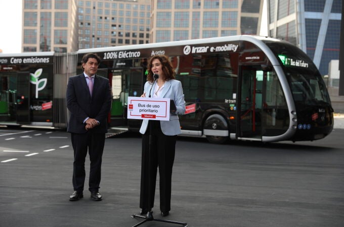 La presidenta de la Comunidad de Madrid, Isabel Díaz Ayuso, interviene en la presentación del Bus de Uso Prioritario (BuP)