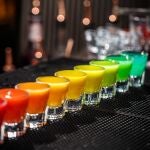 El truco de los chupitos con los colores del arcoíris es uno de los trucos más sencillos y más divertidos | Fuente: Dreamstime