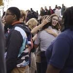 Estudiantes se abrazan tras escapar del tiroteo en el instituto de secundaria en St. Louis, este lunes 24 de octubre
