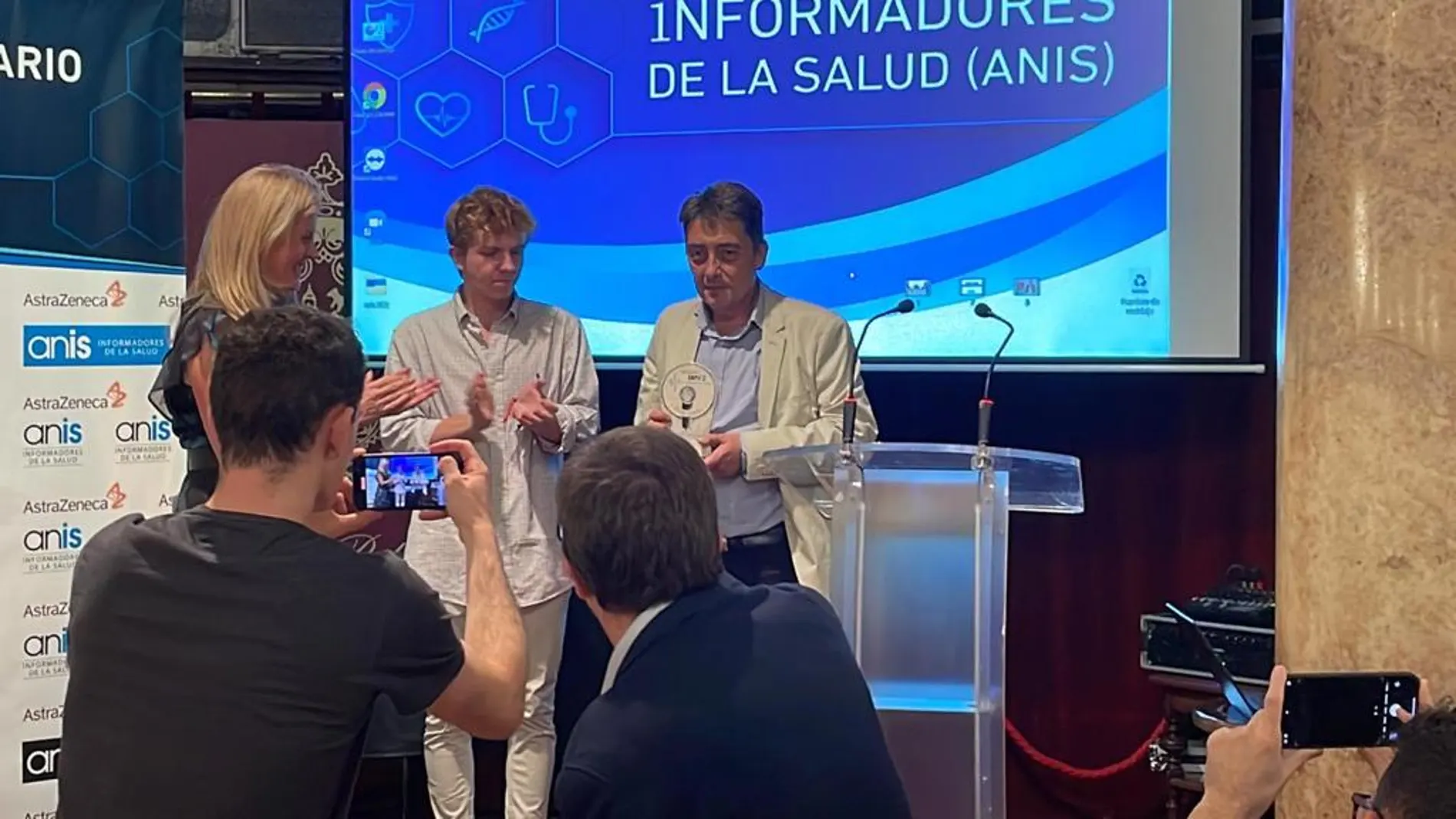Sergio Alonso recibe el VIII Premio ANIS Íñigo Lapetra de Periodismo Sanitario