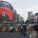 El presidente chino Xi Jinping es visto al final del 20º Congreso del Partido Comunista Chino en una pantalla gigante en un distrito comercial de Hangzhou, en la provincia oriental china de Zhejiang