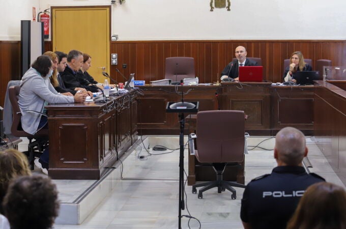 El acusado de decapitar a un amigo en octubre de 2020, M.J.M.B. (izq) durante el juicio que ha comenzado hoy lunes en la Audiencia Provincial de Huelva. EFE/Julián Pérez