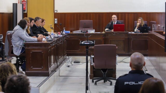 El acusado de decapitar a un amigo en octubre de 2020, M.J.M.B. (izq) durante el juicio que ha comenzado hoy lunes en la Audiencia Provincial de Huelva. EFE/Julián Pérez