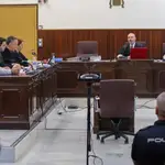 El acusado de decapitar a un amigo en octubre de 2020, M.J.M.B. (izq) durante el juicio que ha comenzado hoy lunes en la Audiencia Provincial de Huelva. EFE/Julián Pérez