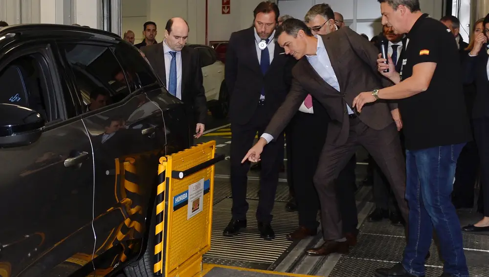 El presidente del Gobierno, Pedro Sánchez (2d), visita este lunes el centro de I+D+i del grupo Renault en Valladolid.EFE/Nacho Gallego