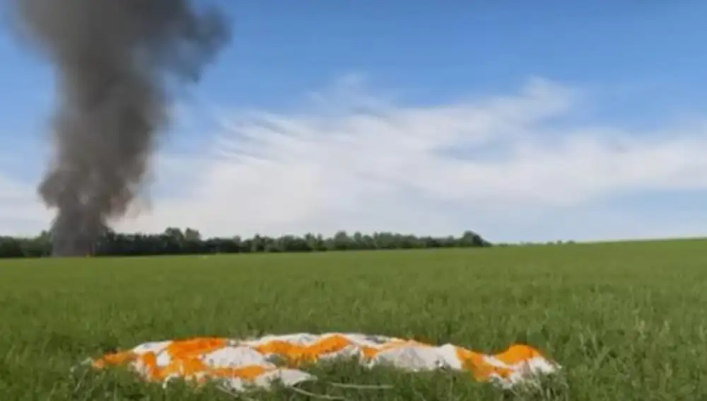El paracaídas del piloto ruso eyectado con su avión Su-25 ardiendo tras estrellarse en el suelo