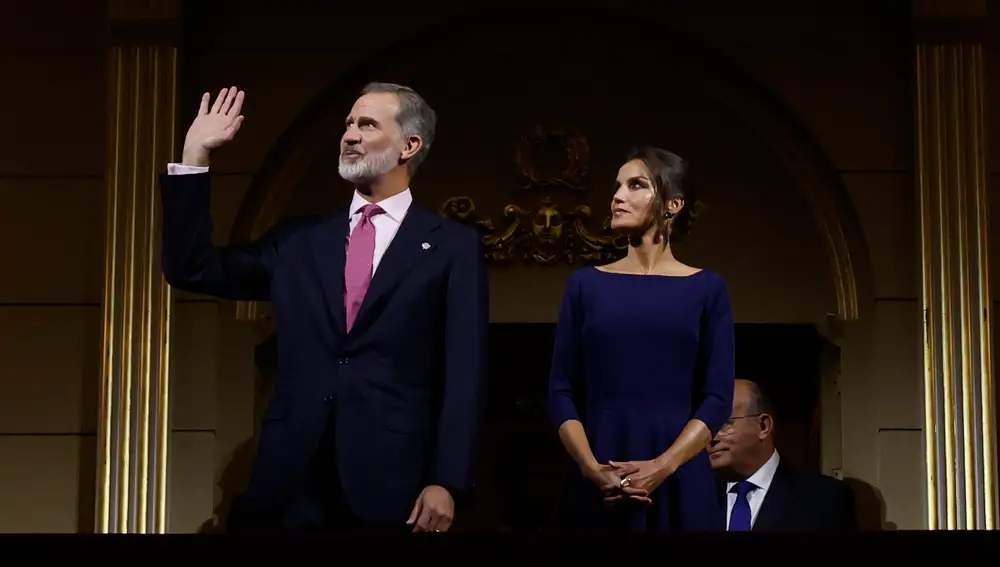 Los Reyes Felipe VI (i) y Letizia (d) presiden la representación de la Ópera “Aída”, de Giuseppe Verdi, con la que se inaugura la temporada 2022/2023 del Teatro Real.