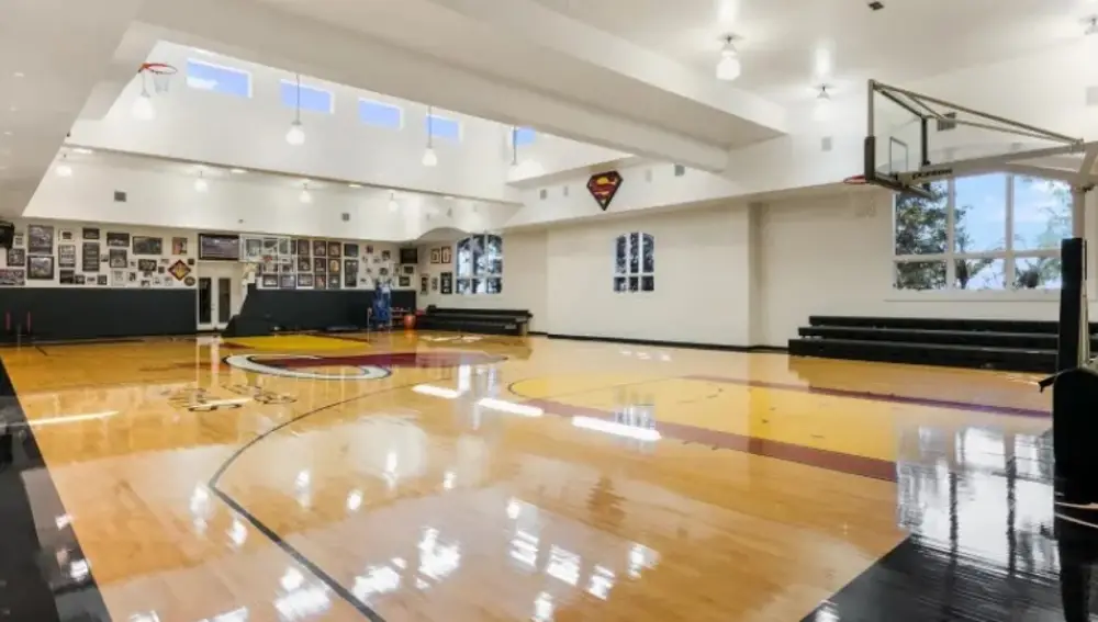 Cancha de baloncesto ubicada en el interior de la mansión.