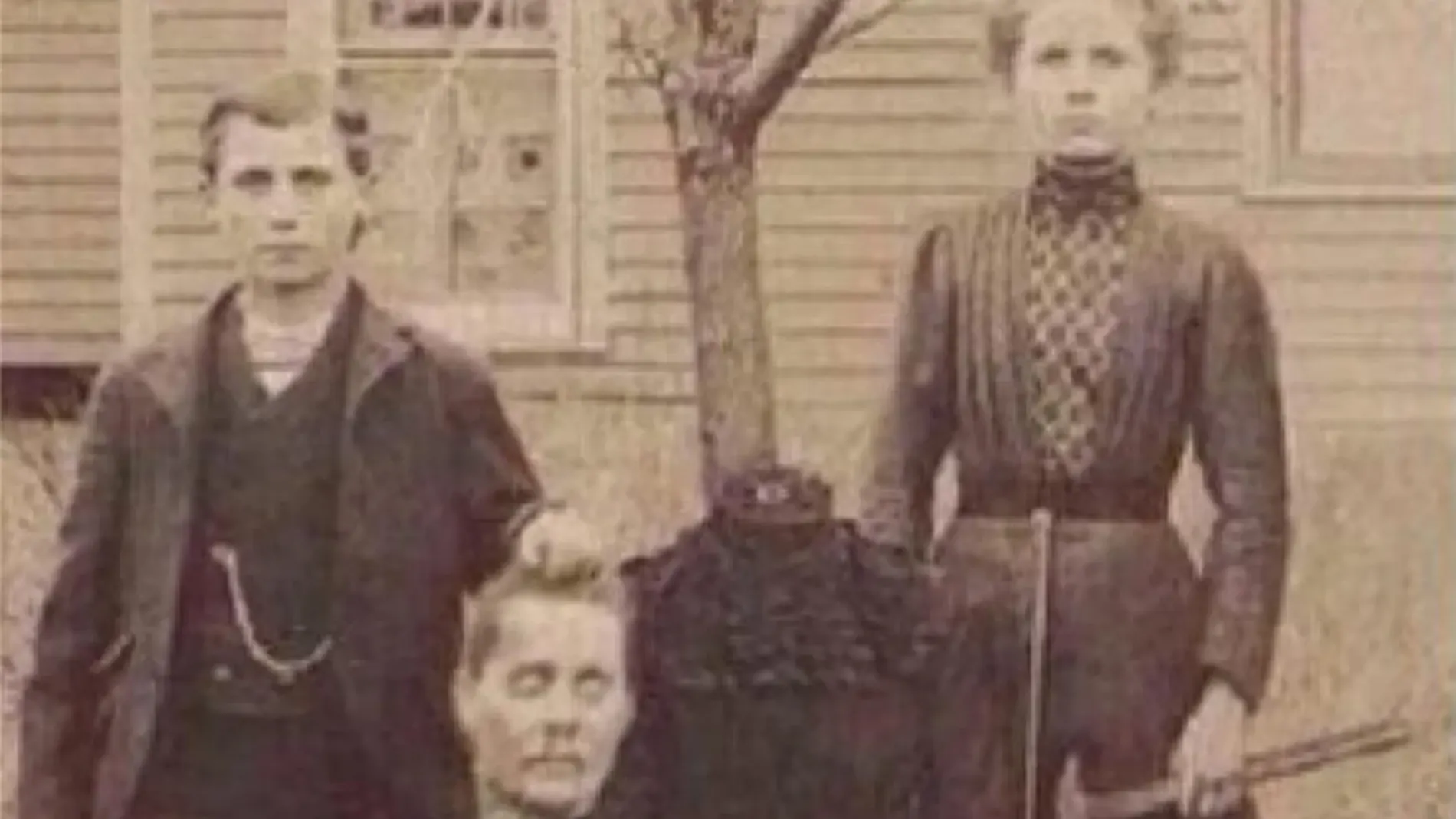 Imagen retocada de la familia Buckley, protagonistas de una de las leyendas más populares de Halloween