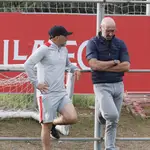 Jorge Sampaoli y Monchi conversan durante el primer entrenamiento que realizó el entrenador argentino tras su vuelta