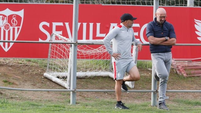 Jorge Sampaoli dialoga con Monchi durante el entrenamiento de Sevilla