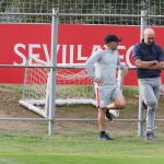 Jorge Sampaoli dialoga con Monchi durante el entrenamiento de Sevilla