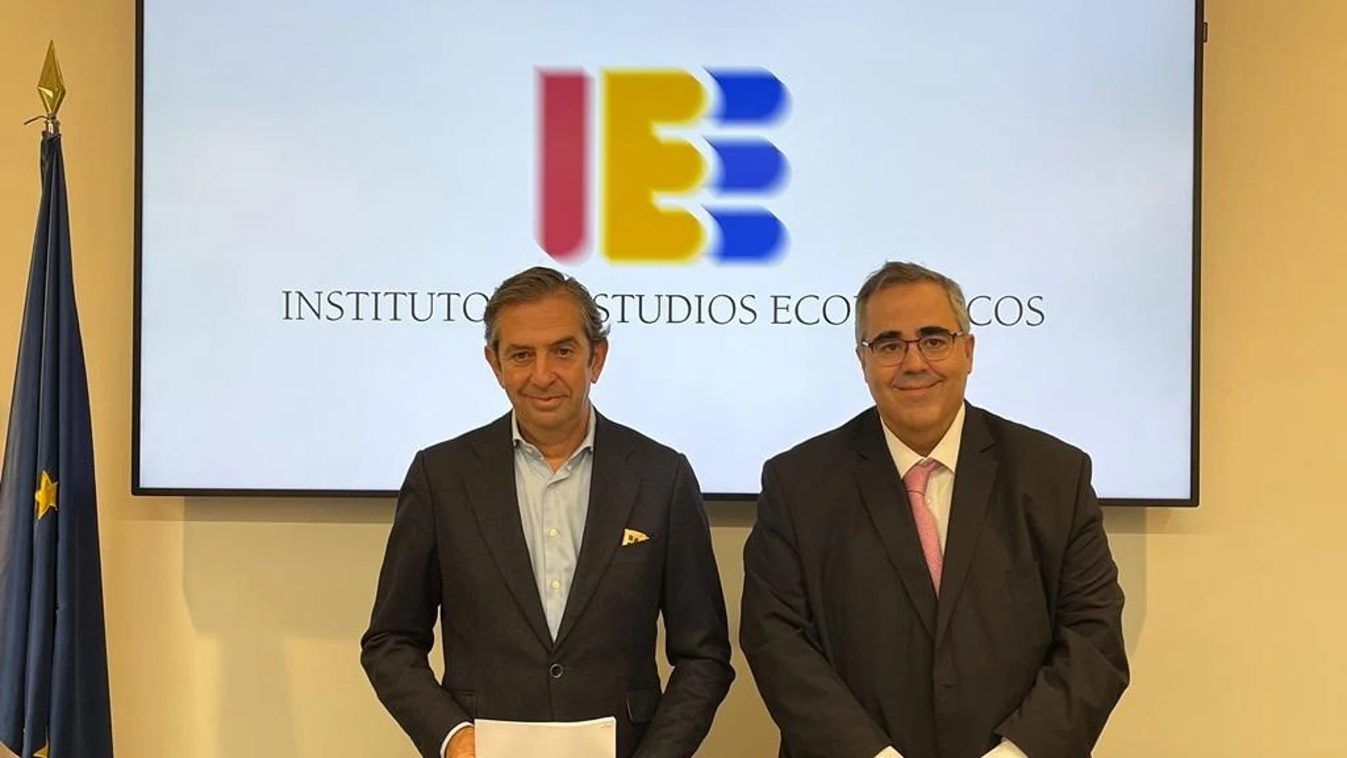El presidente del organismo, Íñigo Fernández de Mesa, y el director general del IEE, Gregorio Izquierdo, durante la presentación del informe presupuestario
