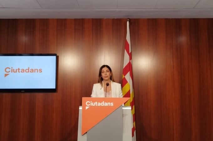 La hasta ahora presidenta del grupo municipal de Cs en el Ayuntamiento de Barcelona, Luz Guilarte, en rueda de prensa.