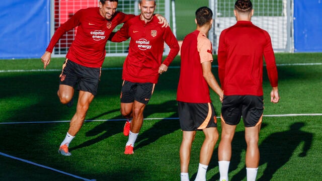Griezmann con Savic en el último entrenamiento del Atlético