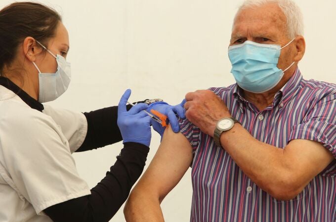 Vacunación del Covid-19 y la gripe en la carpa instalada junto al hospital del Bierzo en Ponferrada