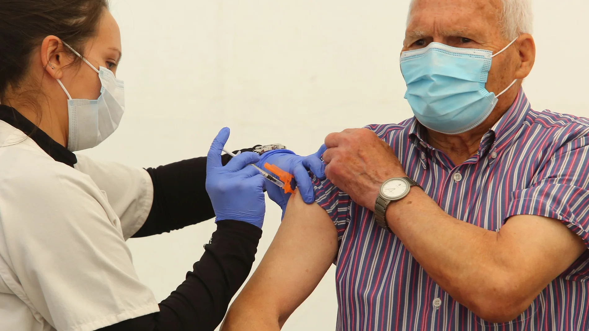 Vacunación del Covid-19 y la gripe en la carpa instalada junto al hospital del Bierzo en Ponferrada