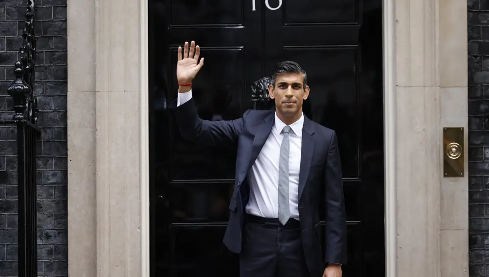 El nuevo primer ministro británico, Rishi Sunak, llega a Downing Street