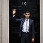 El nuevo primer ministro británico, Rishi Sunak, llega a Downing Street