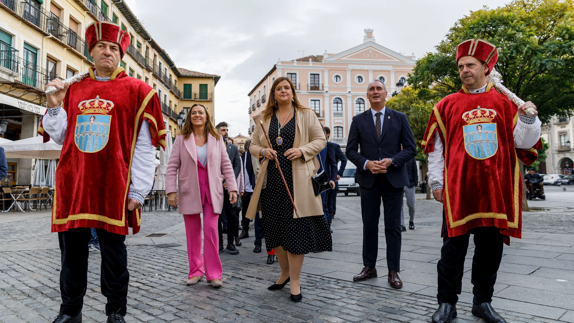 La delegada del gobierno en CyL, Virginia Barcones participa en los actos en homenaje a San Frutos, en la imagen junto a la alcaldesa Clara Martín