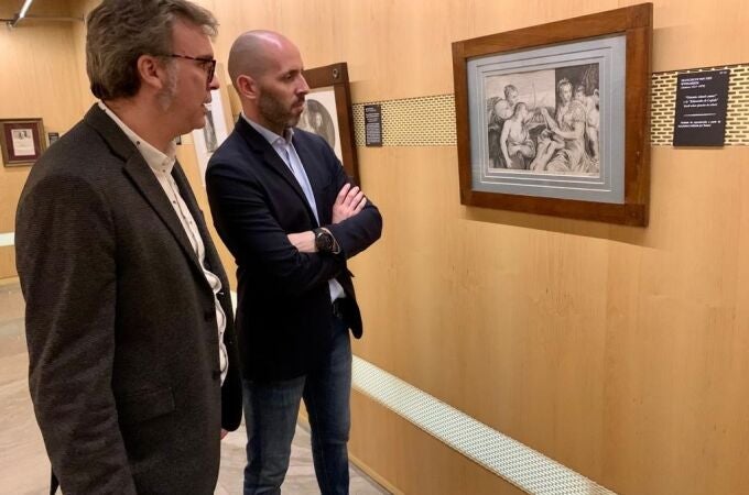 El delegado de Cultura de la Junta en Córdoba, Eduardo Lucena (dcha.), visita la muestra 'Antología del grabado flamenco. De Rembrandt a Van Dyck'. JUNTA DE ANDALUCÍA