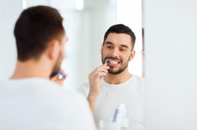 persona lavándose los dientes