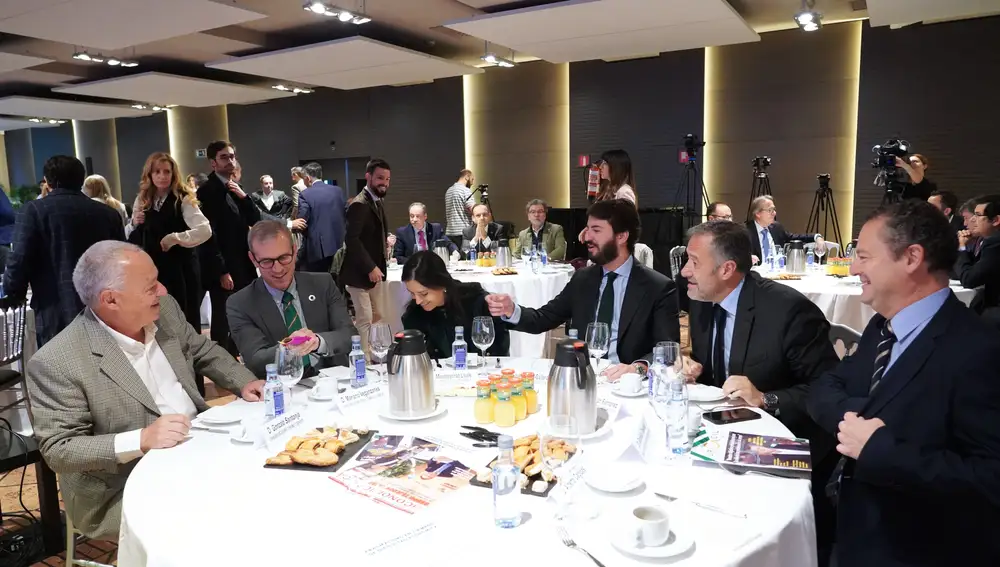 García-Gallardo, antes de intervenir, junto a los consejeros de Vox, Mariano Veganzones, Gerardo Dueñas y Gonzalo Santonja