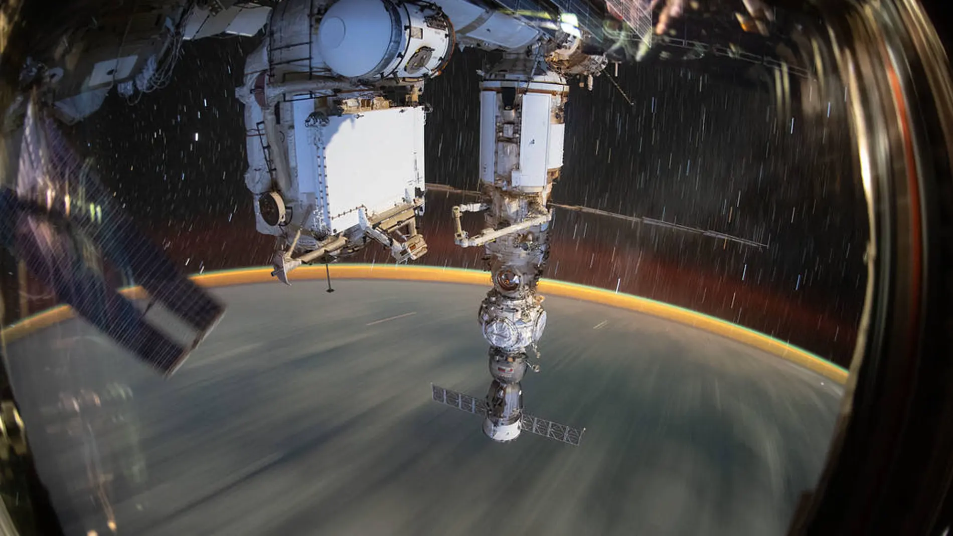Fotografía de larga exposición tomada desde la Estación Espacial Internacional a una altura de 416 km sobre el nivel del mar.