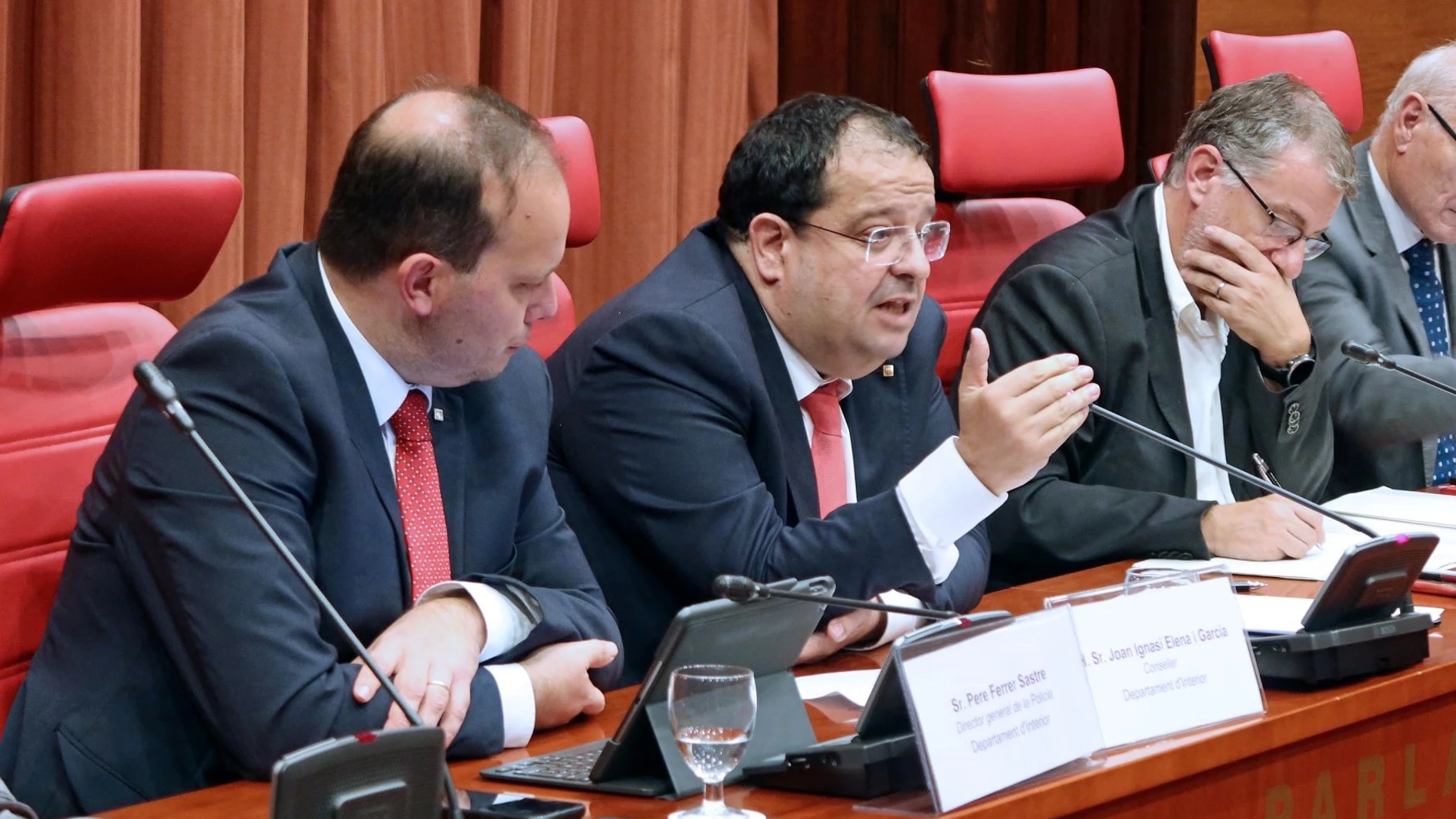 Imagen del conseller de Interior, Joan Ignasi Elena, durante la comisión de Interior en el ParlamentPARLAMENT DE CATALUNYA