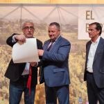 El presidente de la Diputación de León, Eduardo Morán, entrega el reconocimiento como embajador de los vinos de El Bierzo al cómico Leo Harlem