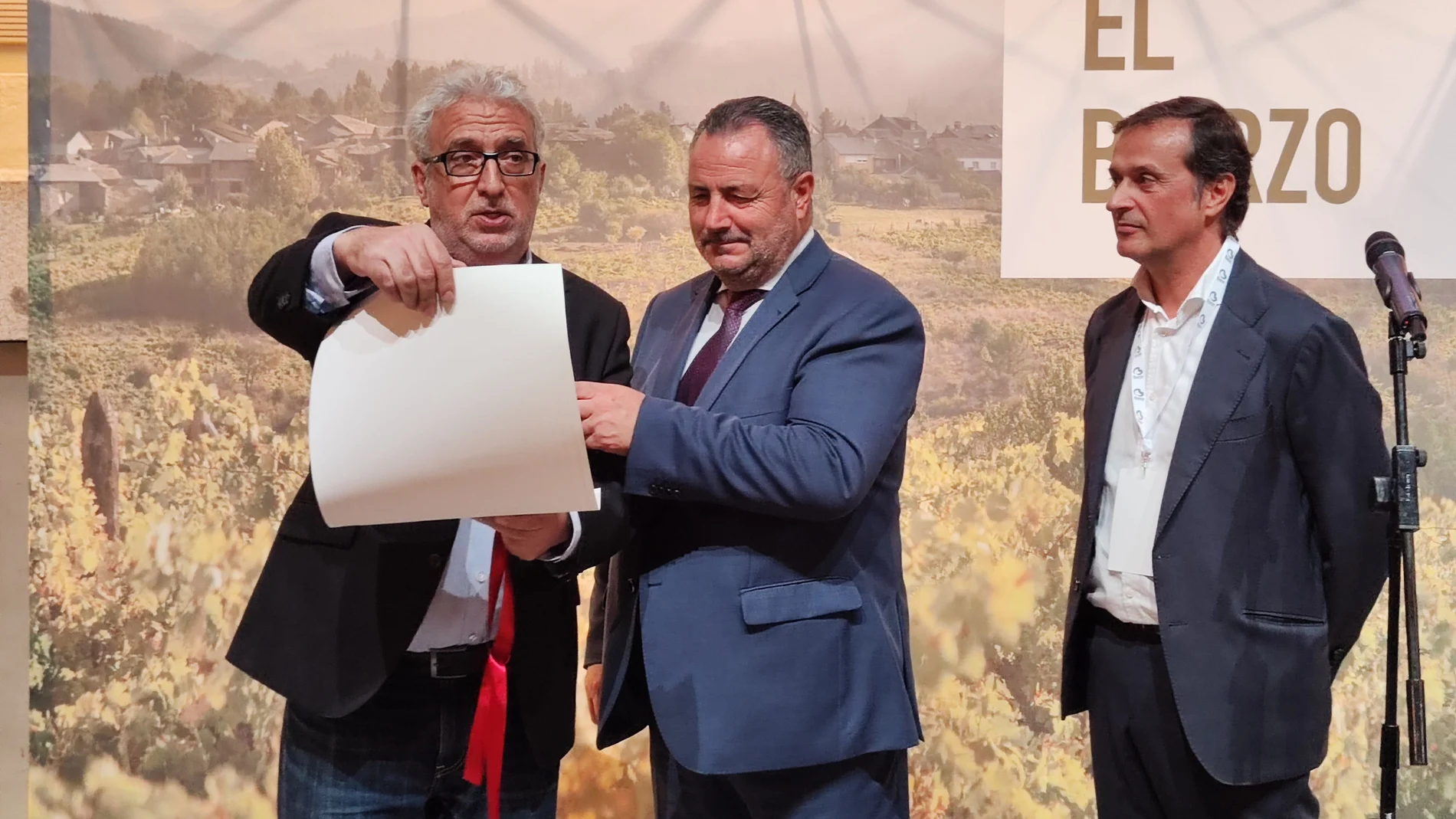 El presidente de la Diputación de León, Eduardo Morán, entrega el reconocimiento como embajador de los vinos de El Bierzo al cómico Leo Harlem