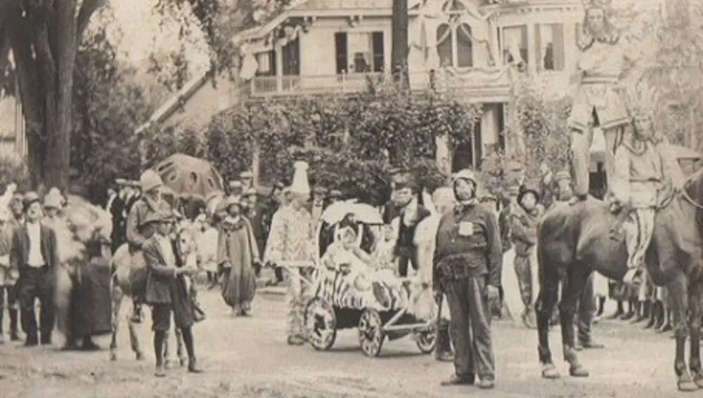Fotografía compartida por la Sociedad Histórica de Anoka, donde se muestra el primer desfile del 31 de octubre, en el año 1920